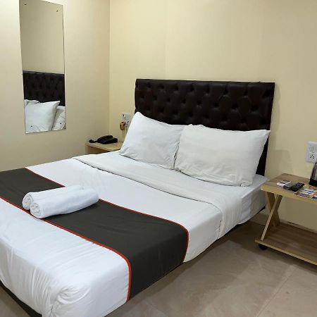 U Life Hotel Mumbai Eksteriør bilde