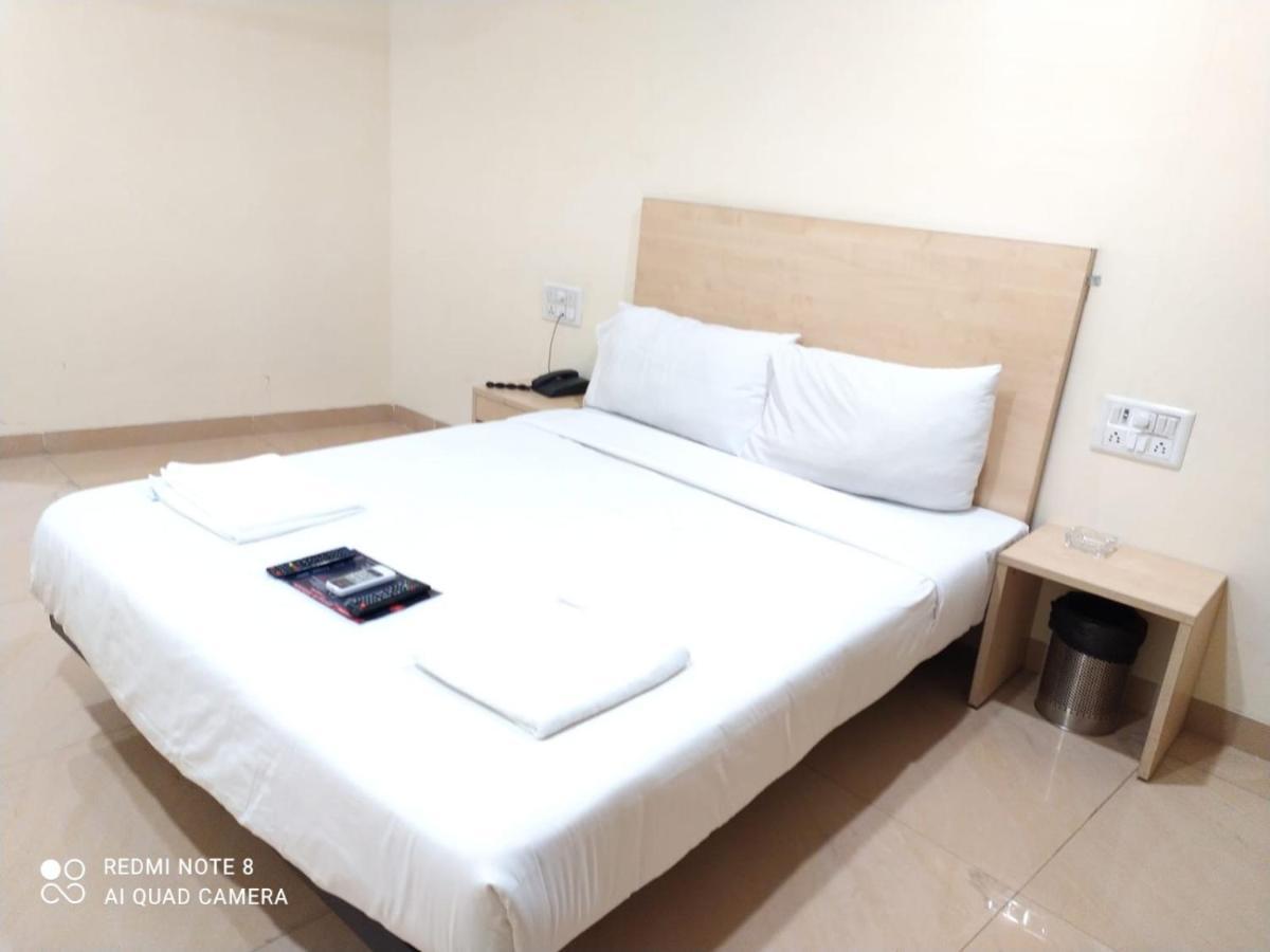 U Life Hotel Mumbai Eksteriør bilde